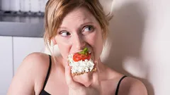 Varför längtar vi ständigt efter snacks: nutritionister nämner 5 huvudsakliga orsaker